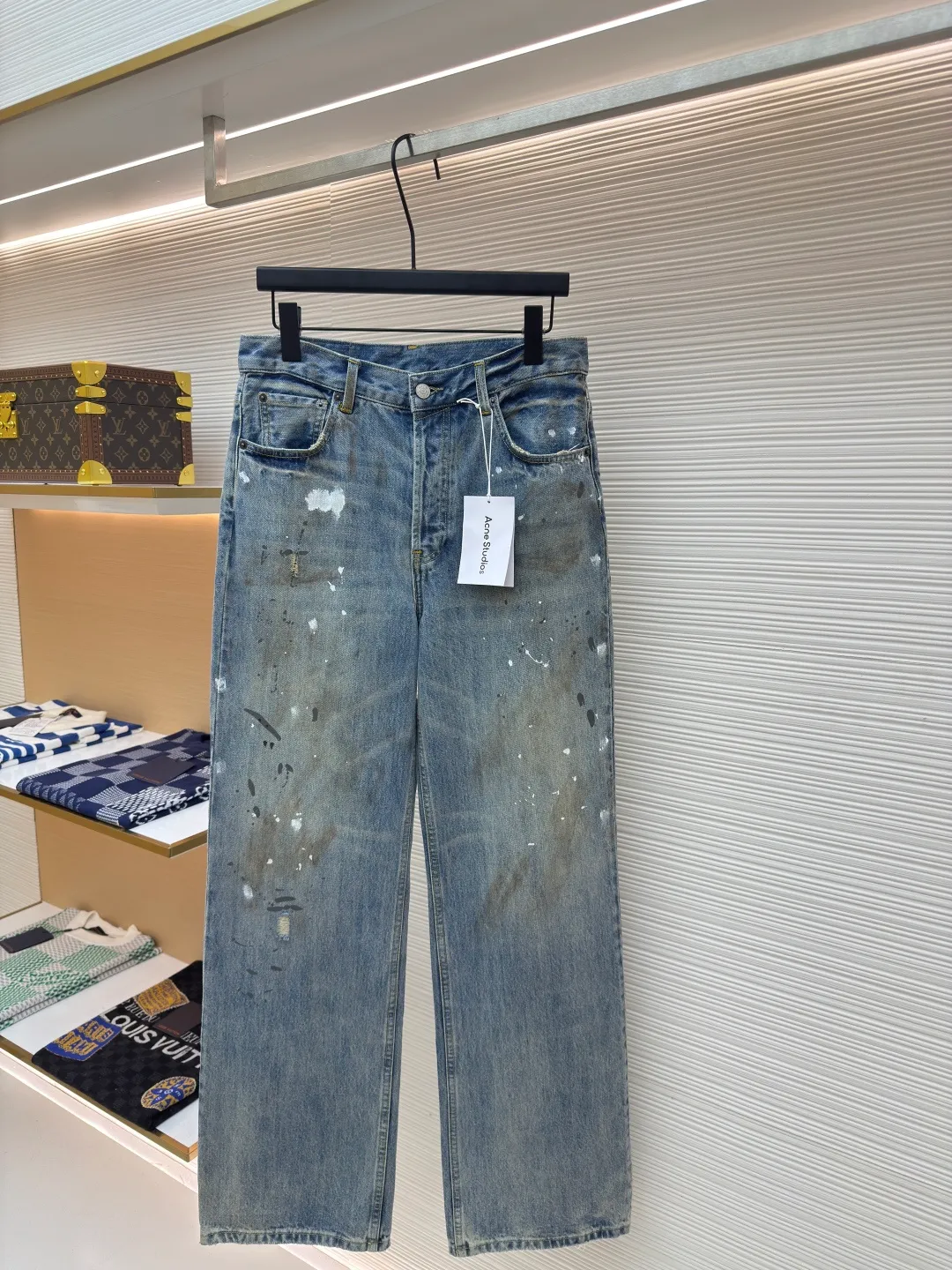 Acne Studios splash-ink straight-leg jeans ●Authentic product: purchased and developed by 3861 ●Item number: 1680381-A75 ●Material: denim fabric ●Technology: splash-ink production ●Version: Loose fit ●Weight: about 755 grams ●Size: 30-31-32-33 ●Description: Mid-waist wide-leg design, full-length trousers, presenting a relaxed and casual style. It is made of raw denim fabric blended with 60% cotton and 40% lyocell. It has been washed in light blue to show natural coloring and unique painted mark details. The five-pocket structure and button placket make the overall design both practical and fashionable. The organic cotton component in the fabric ensures comfort and environmental protection, while the use of cowhide patches adds a touch of sophistication. This pair of jeans not only pursues innovation in design, but also embodies the brand's high quality standards in terms of materials and craftsmanship. The overall wiring is straight and delicate, the fabric is comfortable and soft, and the color is consistent without color difference. It can be matched with the same style to create a fashionable look and control various occasions. Customized accessories, complete with three standards, same style for men and women!
